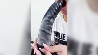 Loirinha sentando no consolo grande e grosso