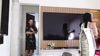 Married Woman Seduces Delivery Chap While Husband Watches Everything
