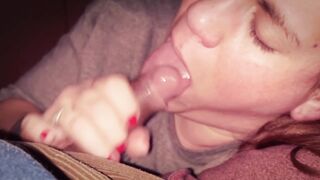 Tragando leche casera como toda una perra obediente
