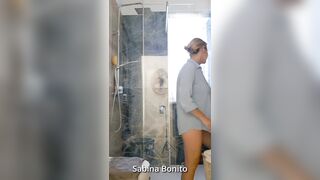 Guardami mentre mi faccio la doccia e mi tocco la figa – voglio che mi vedi tutta bagnata e nuda mentre vengo per te