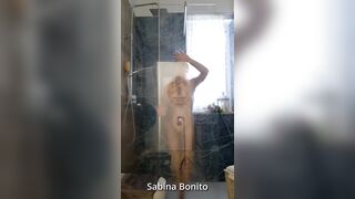 Guardami mentre mi faccio la doccia e mi tocco la figa – voglio che mi vedi tutta bagnata e nuda mentre vengo per te
