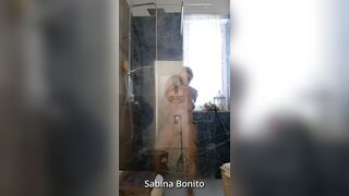 Guardami mentre mi faccio la doccia e mi tocco la figa – voglio che mi vedi tutta bagnata e nuda mentre vengo per te