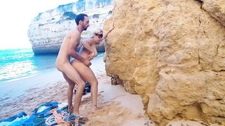 Casal dão uma foda numa praia privada