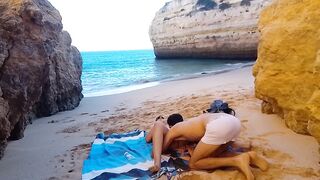 Sexo selvagem em praia com passagem de barcos