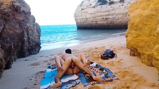 Sexo selvagem em praia com passagem de barcos