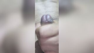 Me pongo cachonda mientras me masturbo y saco mucha leche