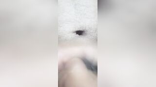 Me pongo cachonda mientras me masturbo y saco mucha leche