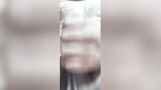 Me pongo cachonda mientras me masturbo y saco mucha leche