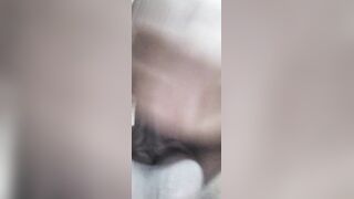 Me pongo cachonda mientras me masturbo y saco mucha leche