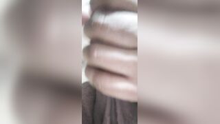 Me pongo cachonda mientras me masturbo y saco mucha leche