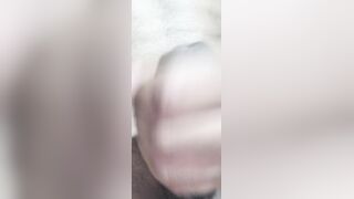 Me pongo cachonda mientras me masturbo y saco mucha leche