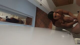 mi hermanastra entre en la ducha para regalarme una mamada descuidada