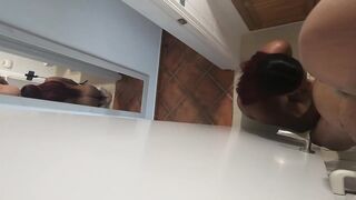 mi hermanastra entre en la ducha para regalarme una mamada descuidada