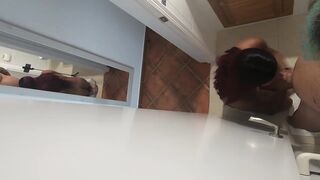 mi hermanastra entre en la ducha para regalarme una mamada descuidada