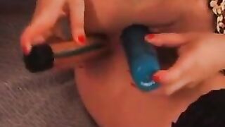 Deux lesbiennes aux gros seins se fistent et se godent