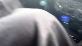 Le doy dedo a la conductora del taxi en una vía transitada de Colombia