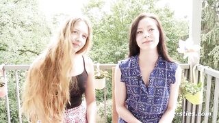 Ersties: Alba und Lisa lecken und fingern sich gegenseitig sinnlich im Sonnenschein