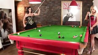 Mujeres jugando con sus bolas
