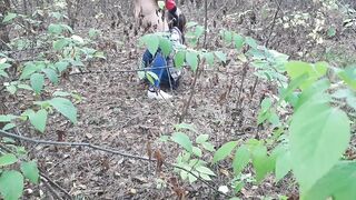 Случайно на скрытую камеру сняла, как в лесу ссыт одна девушка и как вторая девушка делает ей куни