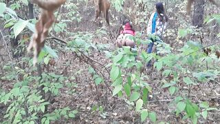 Случайно на скрытую камеру сняла, как в лесу ссыт одна девушка и как вторая девушка делает ей куни