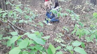 Случайно на скрытую камеру сняла, как в лесу ссыт одна девушка и как вторая девушка делает ей куни