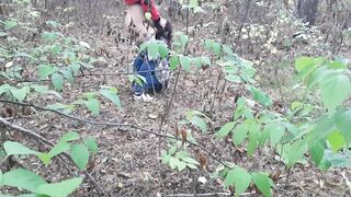 Случайно на скрытую камеру сняла, как в лесу ссыт одна девушка и как вторая девушка делает ей куни
