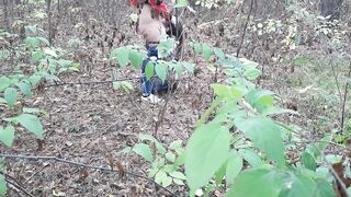 Случайно на скрытую камеру сняла, как в лесу ссыт одна девушка и как вторая девушка делает ей куни