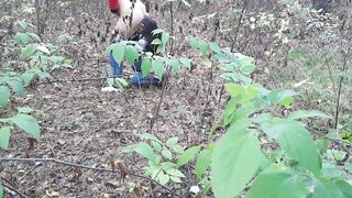Случайно на скрытую камеру сняла, как в лесу ссыт одна девушка и как вторая девушка делает ей куни