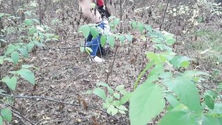 Случайно на скрытую камеру сняла, как в лесу ссыт одна девушка и как вторая девушка делает ей куни