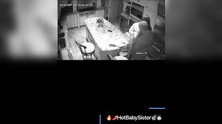 (coloque em modo tela cheia)Dono de arbnb colocou câmera escondida