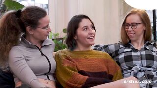 Ersties - Charlies erstes Mal lesbisch in einem heißen Vierer