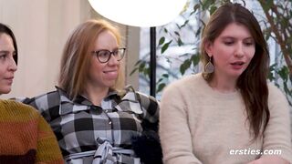 Ersties - Charlies erstes Mal lesbisch in einem heißen Vierer