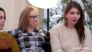 Ersties - Charlies erstes Mal lesbisch in einem heiï¿½en Vierer