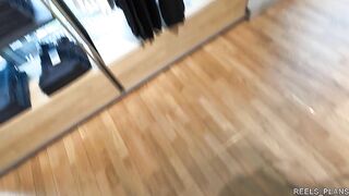 Une Ado Française Au Gros Cul Chopée Entrain De Voler Et Défoncée En Anal Dans La Cabine D'Essayage.