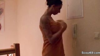 Tochter alleine zu Hause und fickt den Handwerker
