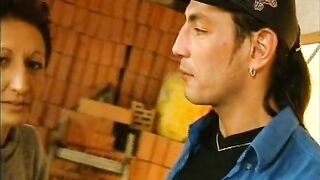 Es lebe das Landleben - Baeuerin im Schweinestall gefickt