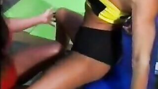 MUSCLE LESBIANS PLAYING IN THE GYM