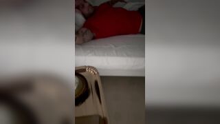 Priscilla Salerno porta la colazione ad un fan e lo scopa forte