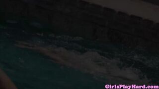 Les babes kissing at the pool before muffdive