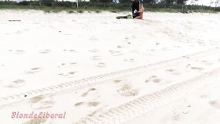 Fodendo com 3 roludos na praia da Reserva, pra todo mundo ver.