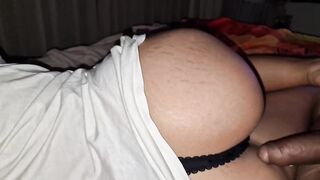 COMPARTIENDO CAMA CON MI HERMANASTRO MUY CACHONDA MONTO ENCIMA DE SU PIJA