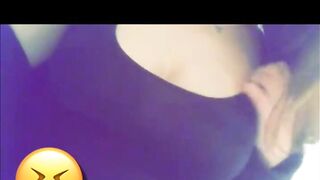 Je me caresse les seins 
