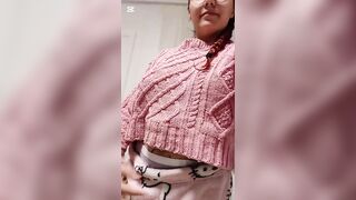Süßes Drynites Mädchen zieht ihre drynites Windel für Daddy an