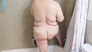 Big booty milf seducing with wide open legs
