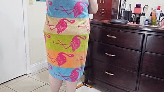 Big booty milf seducing with wide open legs