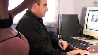 How Ann fix a personal computer? Fucking of course !!
