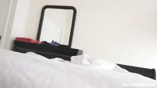 Mi hermanita duerme conmigo y hace que me dé una erección y intento masturbarme viendo su gran culo pero ella se despierta y me ayuda sub español ver completo : tusub3.blogspot.com y https://t.me/tusubnopor2