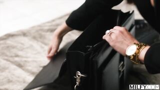 MILFY Boss lady Melissa screws assistant on business trip