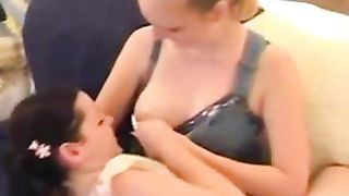 Milky lactating, Muttermilch an zarten Busen saugen