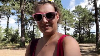 petite salope française suce dans les bois de la plage naturiste